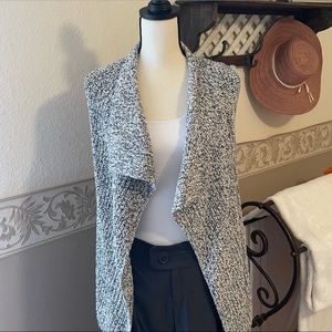 Jones New York -Sleeveless open front long sweater has blue, black& cream colors